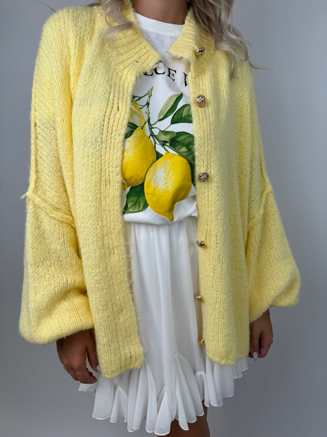 Langer Oversize Cardigan mit goldenen Manschettenknöpfen Claire