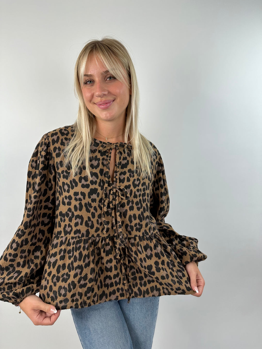 Bluse zum Binden mit Leoprint (lange Ärmel)