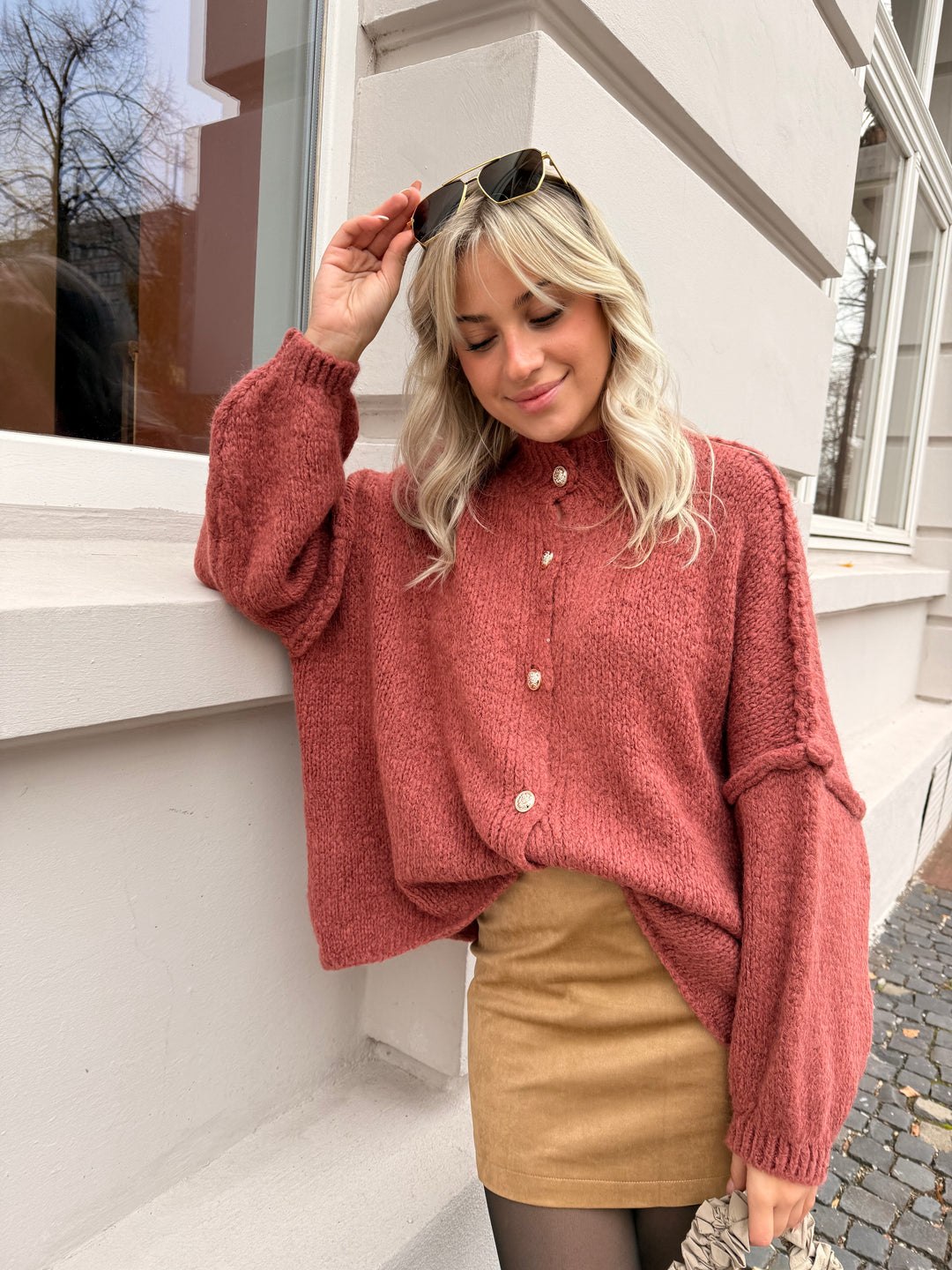 Langer Oversize Cardigan mit goldenen Manschettenknöpfen Claire