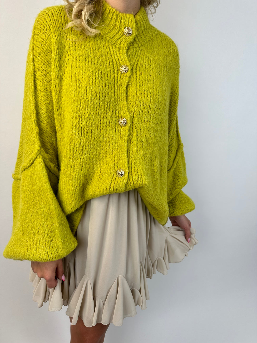 Langer Oversize Cardigan mit goldenen Manschettenknöpfen Claire