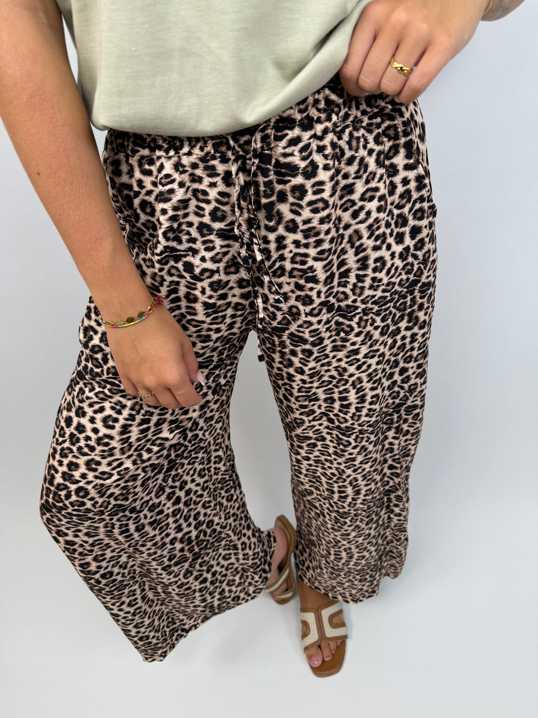 Lockere Hose aus Viskose mit Leoprint Mary