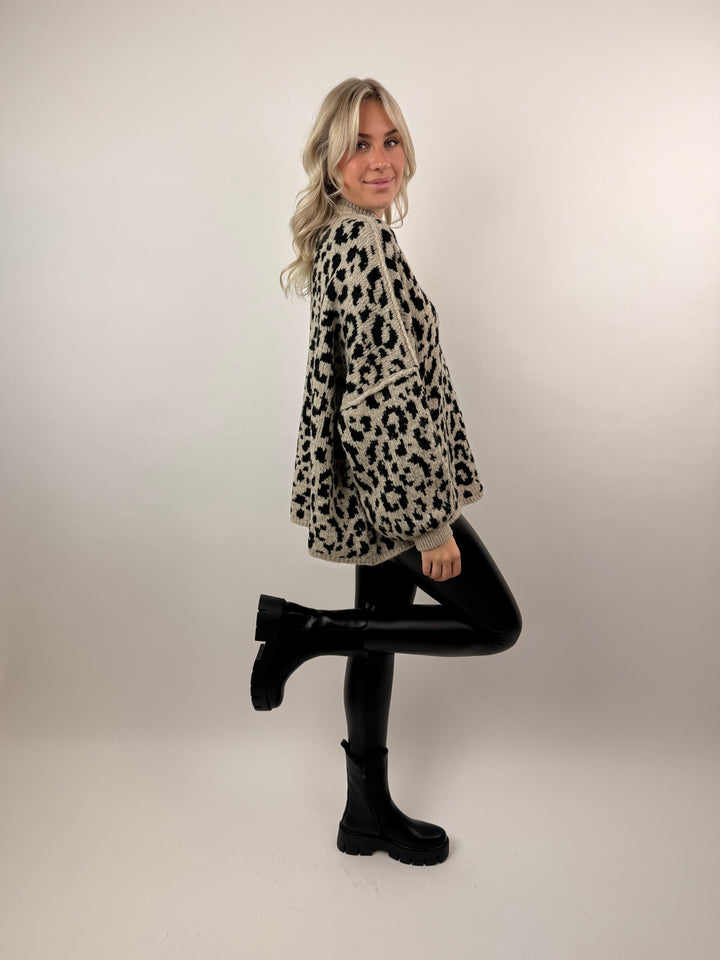 Oversize Pullover mit kleinem Stehkragen und Leoprint