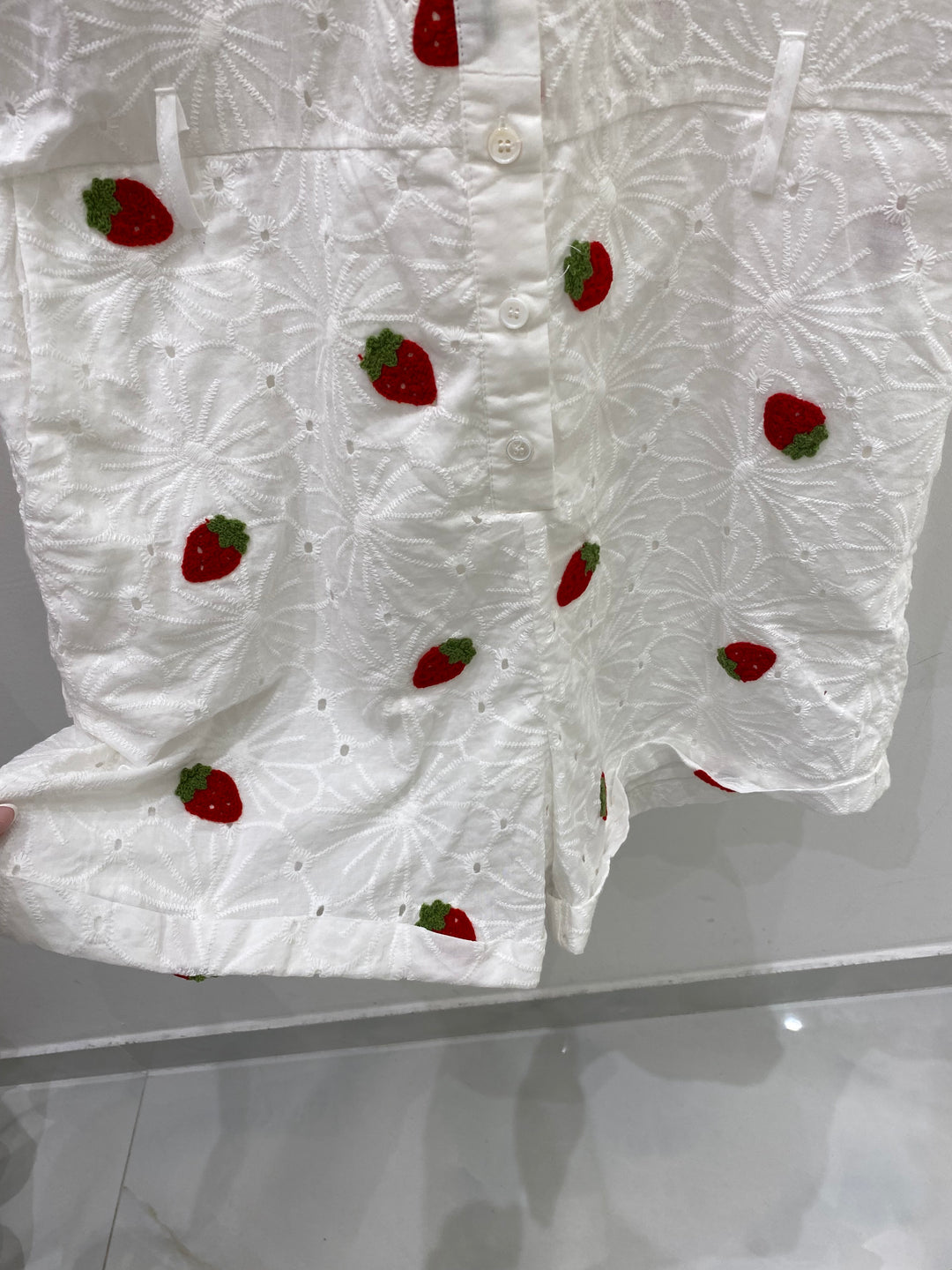 JUMPSUIT MIT STICKEREIEN SWEET STRAWBERRYS IN WEISS GR. M/L (B-WARE)