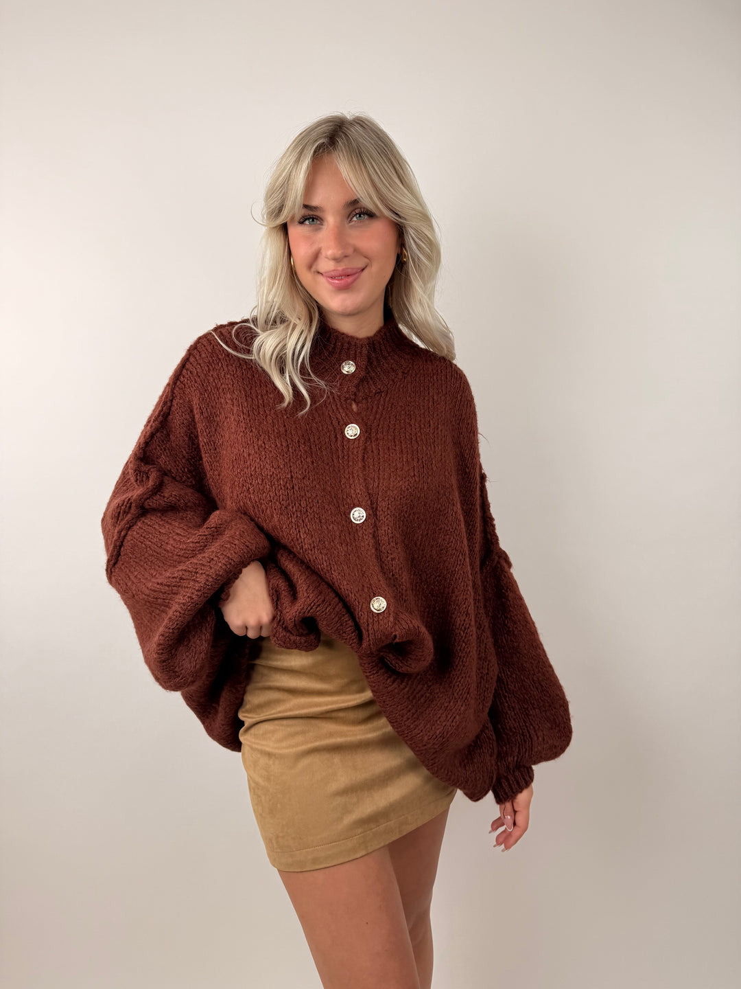 Langer Oversize Cardigan mit goldenen Manschettenknöpfen Claire