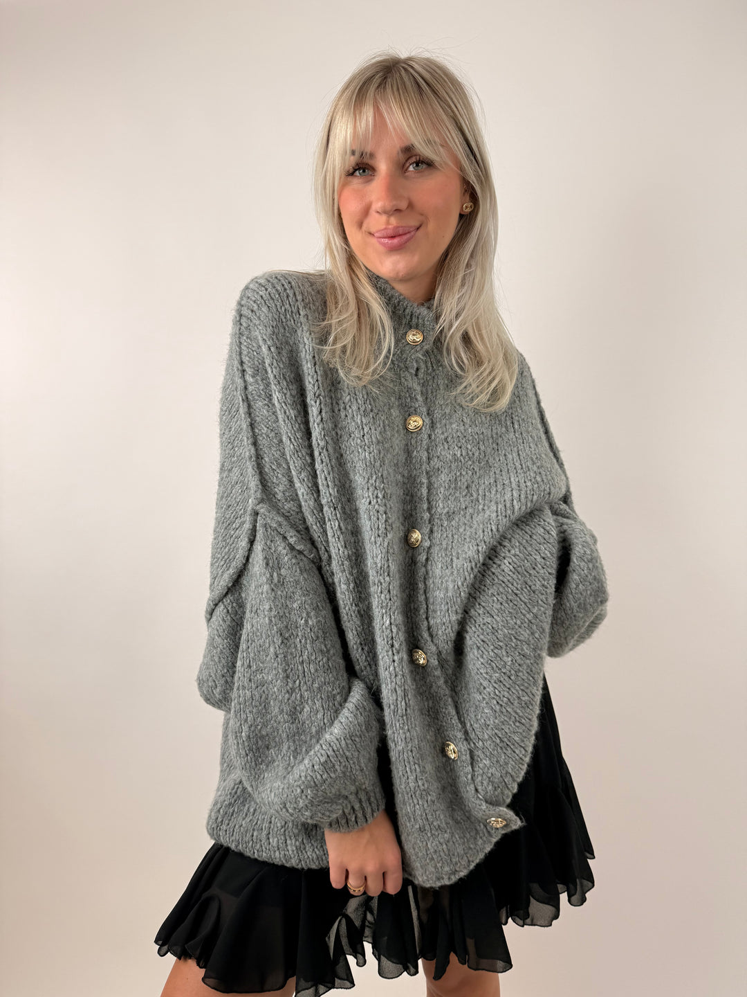 Langer Oversize Cardigan mit goldenen Manschettenknöpfen Claire