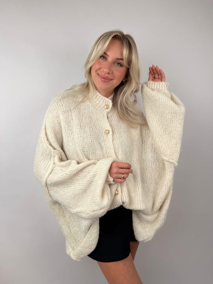 Langer Oversize Cardigan mit goldenen Manschettenknöpfen Claire