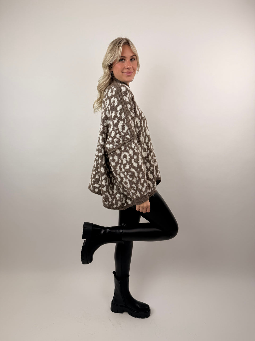 Oversize Pullover mit kleinem Stehkragen und Leoprint