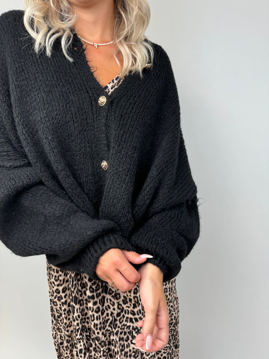 Langer Oversize Cardigan mit goldenen Manschettenknöpfen Claire