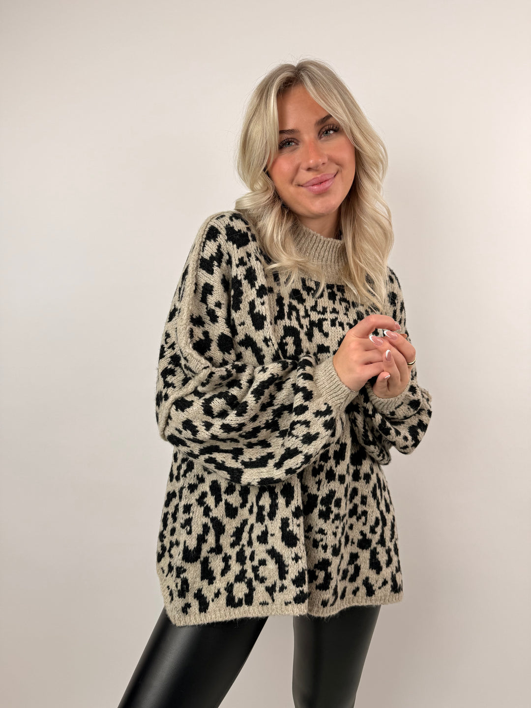 Oversize Pullover mit kleinem Stehkragen und Leoprint