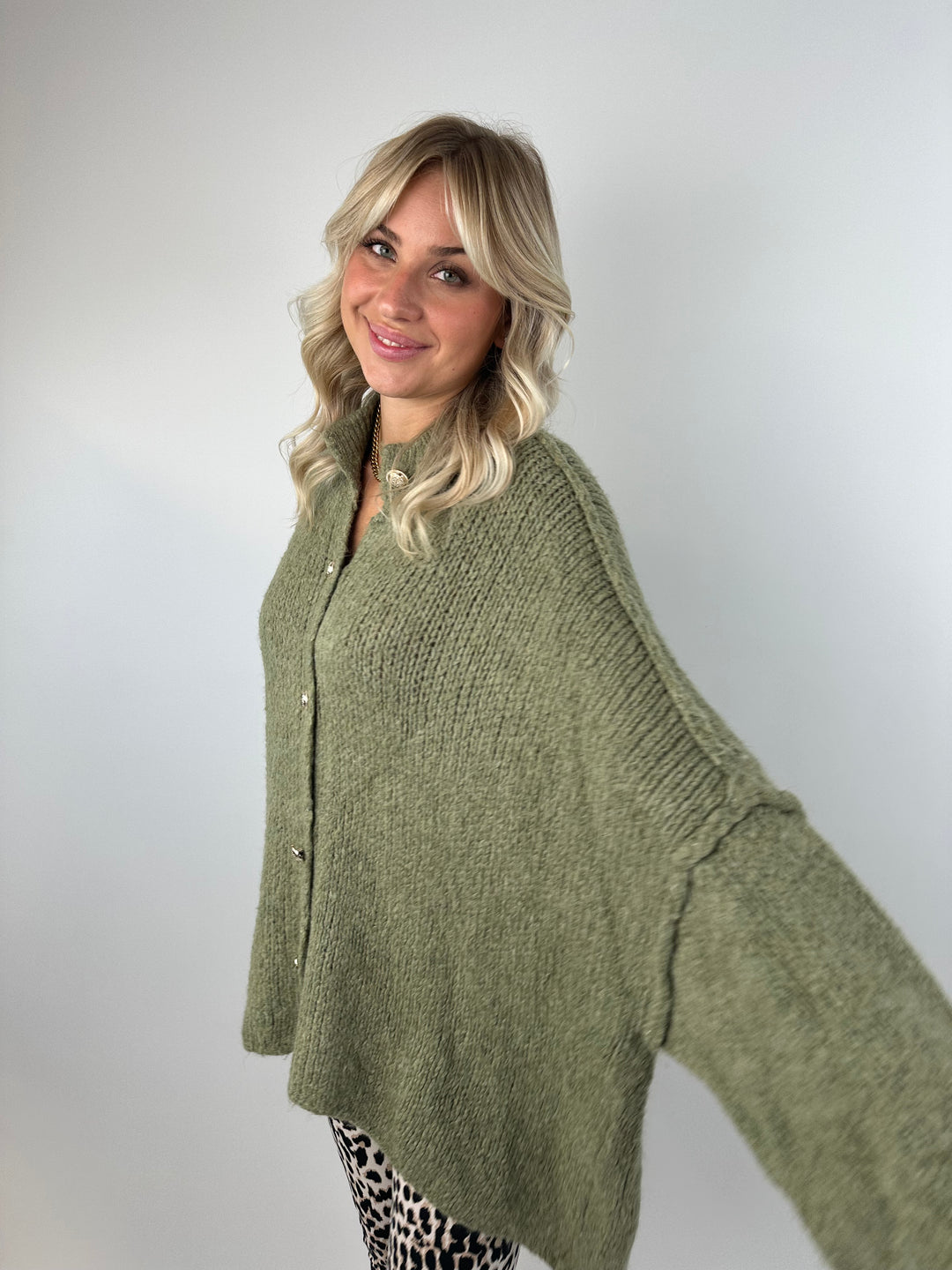 Langer Oversize Cardigan mit goldenen Manschettenknöpfen Claire