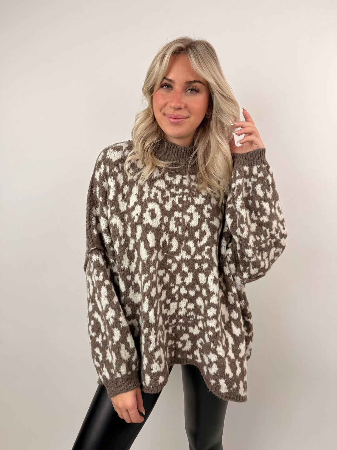 Oversize Pullover mit kleinem Stehkragen und Leoprint