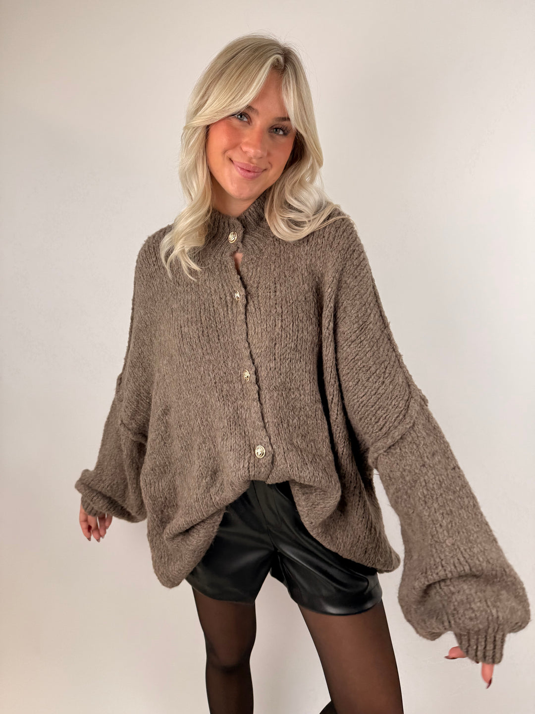 Langer Oversize Cardigan mit goldenen Manschettenknöpfen Claire