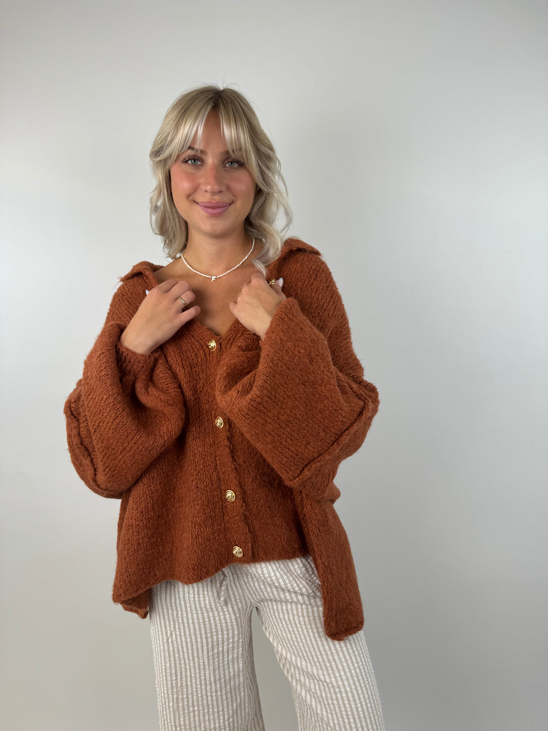 Langer Oversize Cardigan mit goldenen Manschettenknöpfen Claire