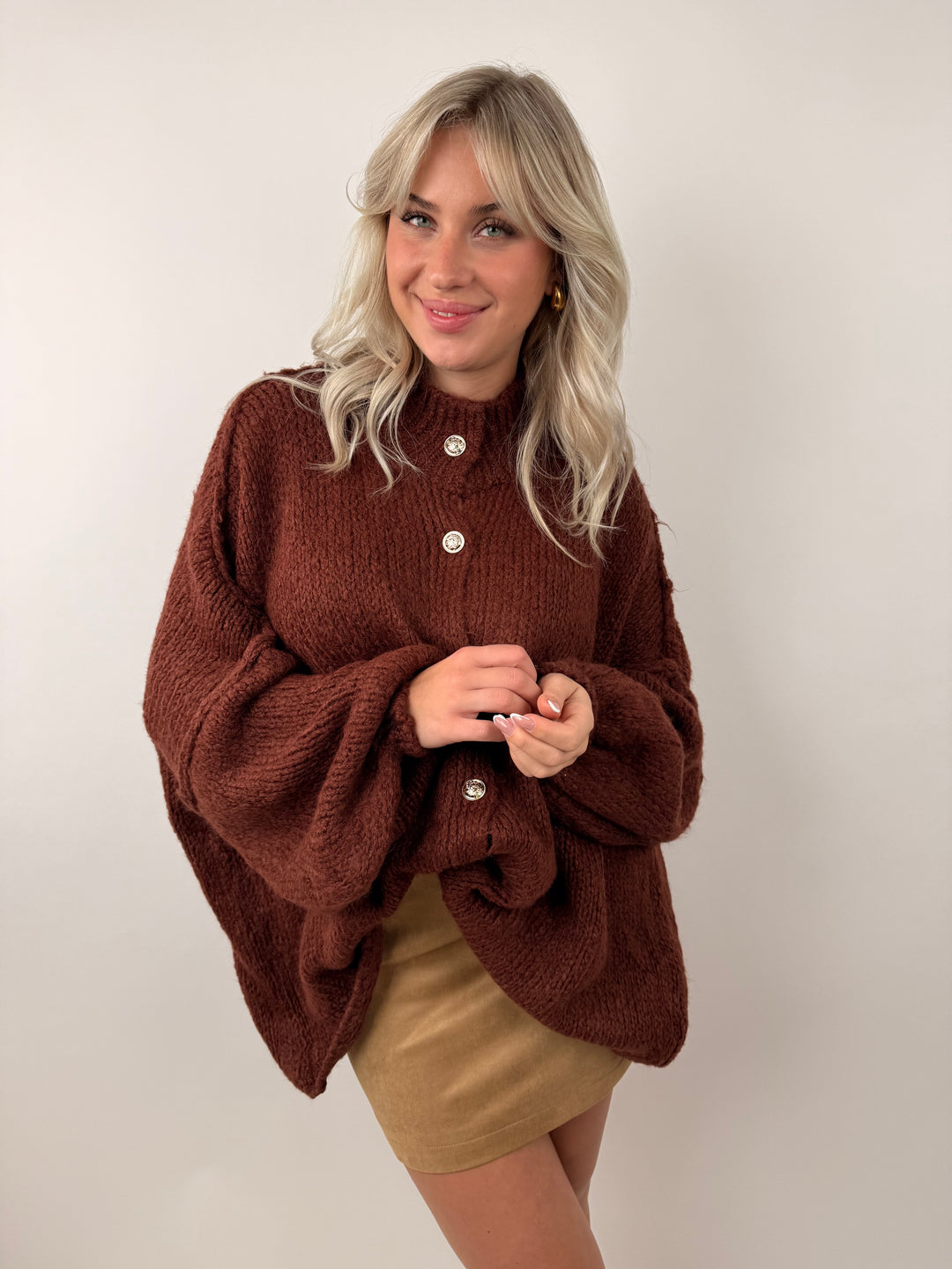 Langer Oversize Cardigan mit goldenen Manschettenknöpfen Claire