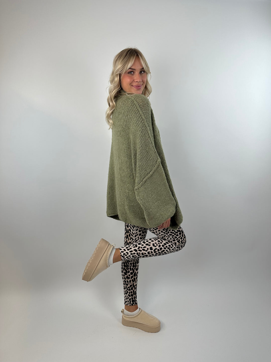 Langer Oversize Cardigan mit goldenen Manschettenknöpfen Claire