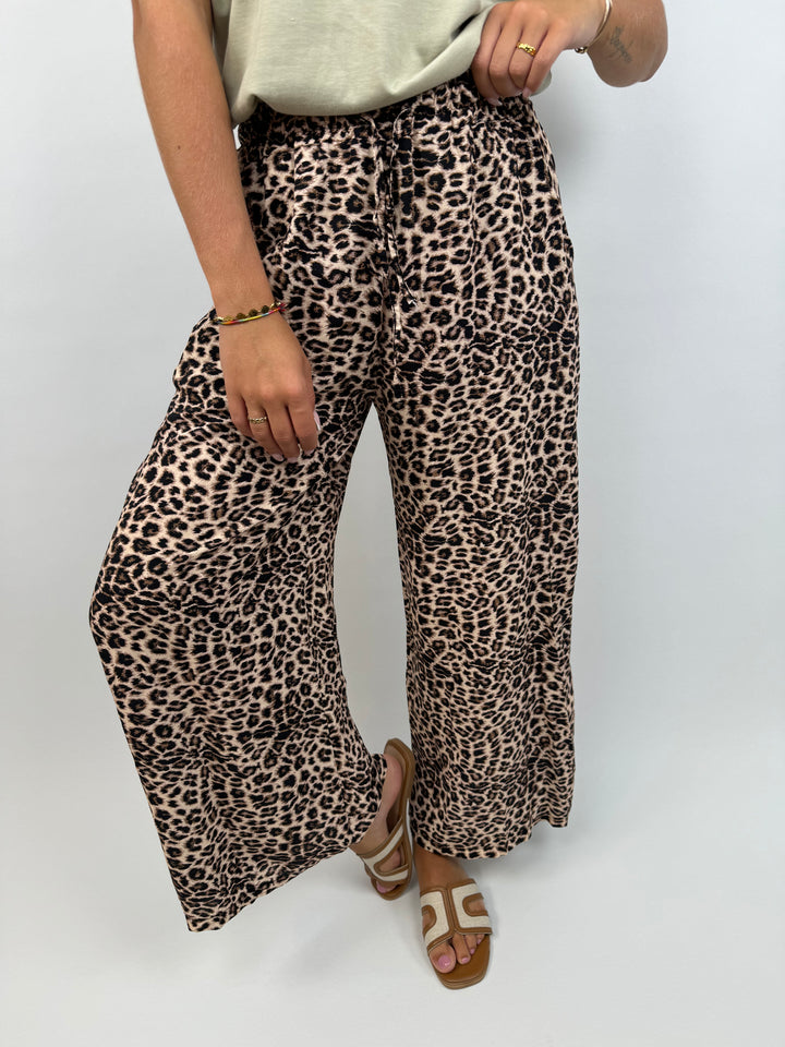 Lockere Hose aus Viskose mit Leoprint Mary