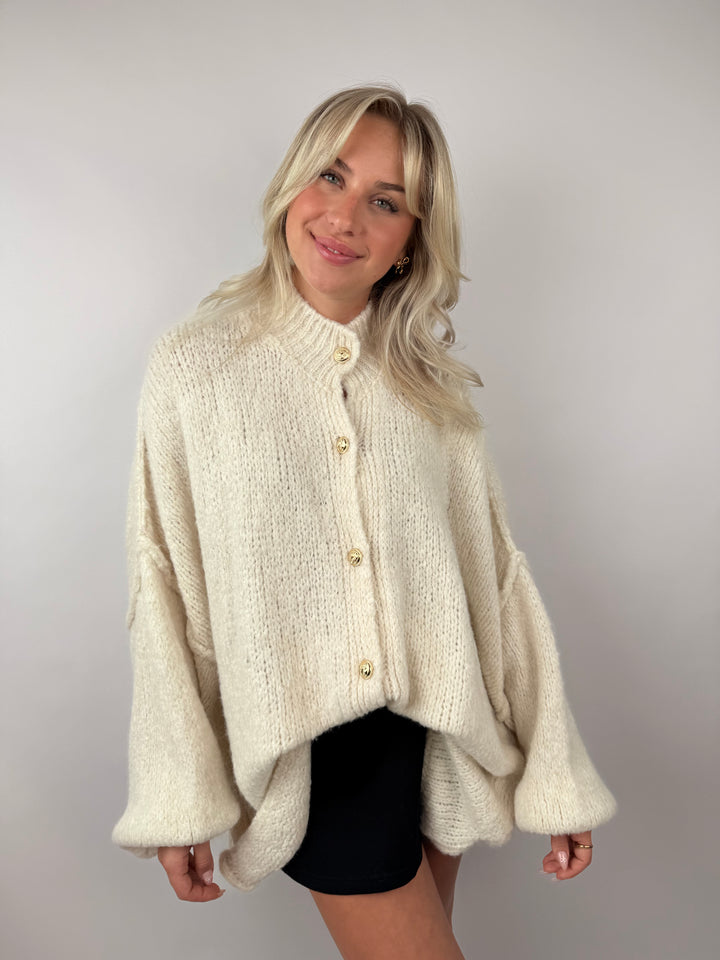 Langer Oversize Cardigan mit goldenen Manschettenknöpfen Claire