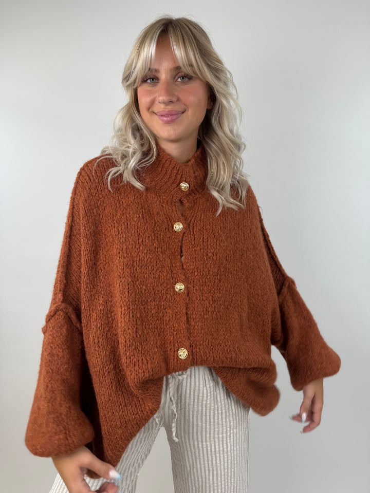 Langer Oversize Cardigan mit goldenen Manschettenknöpfen Claire