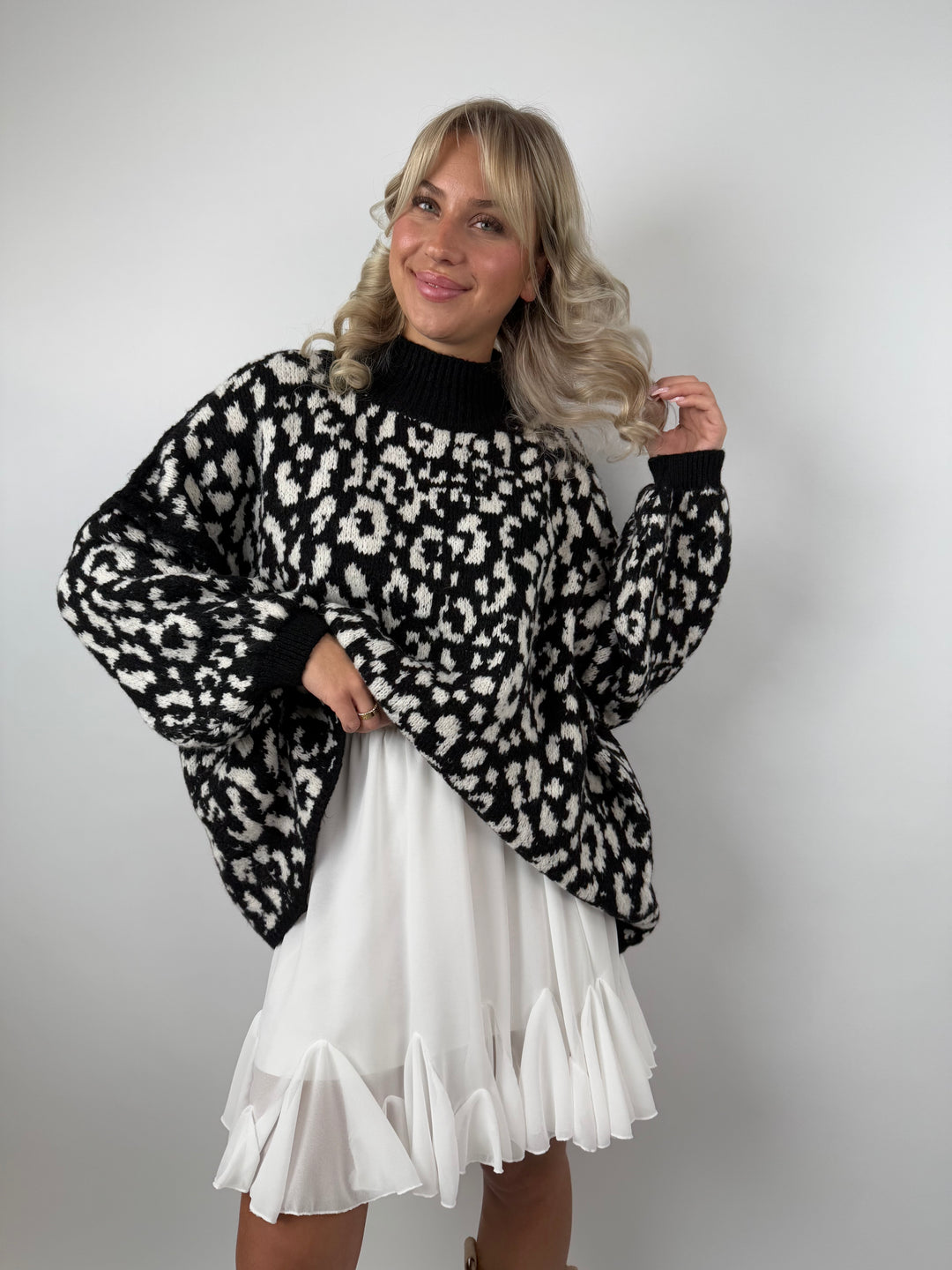 Oversize Pullover mit kleinem Stehkragen und Leoprint