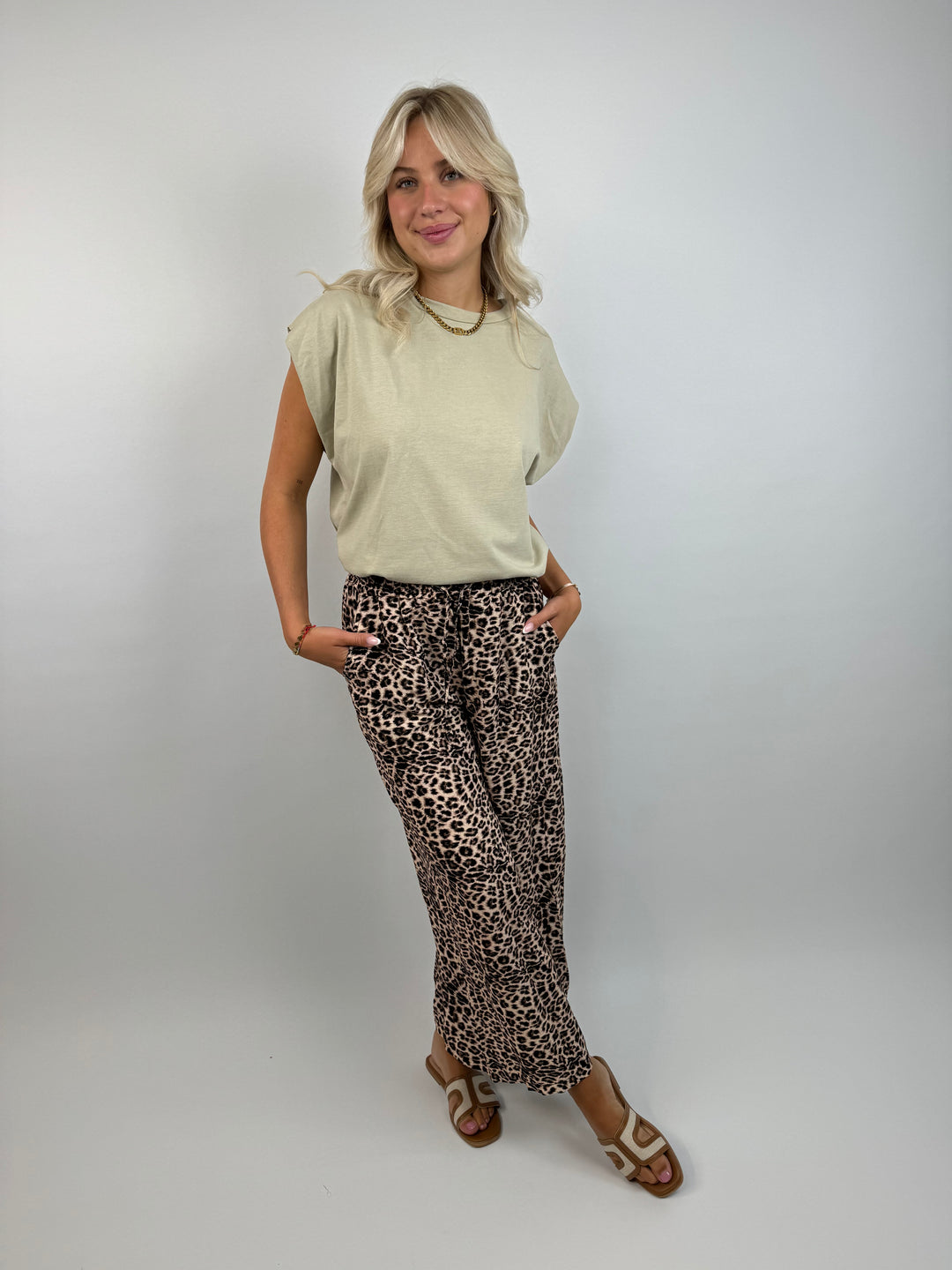 Lockere Hose aus Viskose mit Leoprint Mary