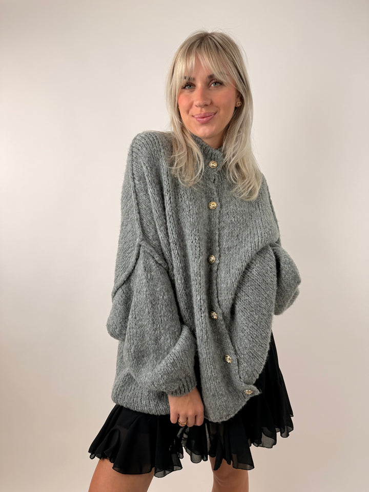 Langer Oversize Cardigan mit goldenen Manschettenknöpfen Claire