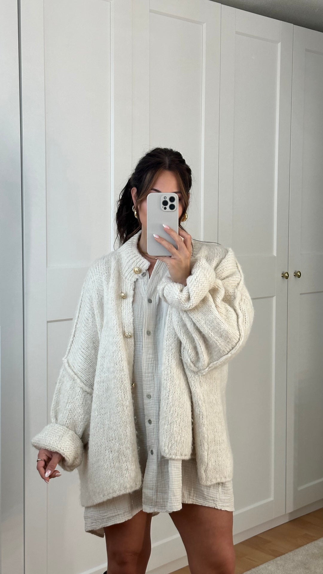 Langer Oversize Cardigan mit goldenen Manschettenknöpfen Claire