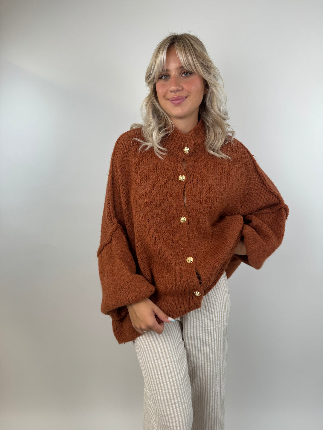 Langer Oversize Cardigan mit goldenen Manschettenknöpfen Claire