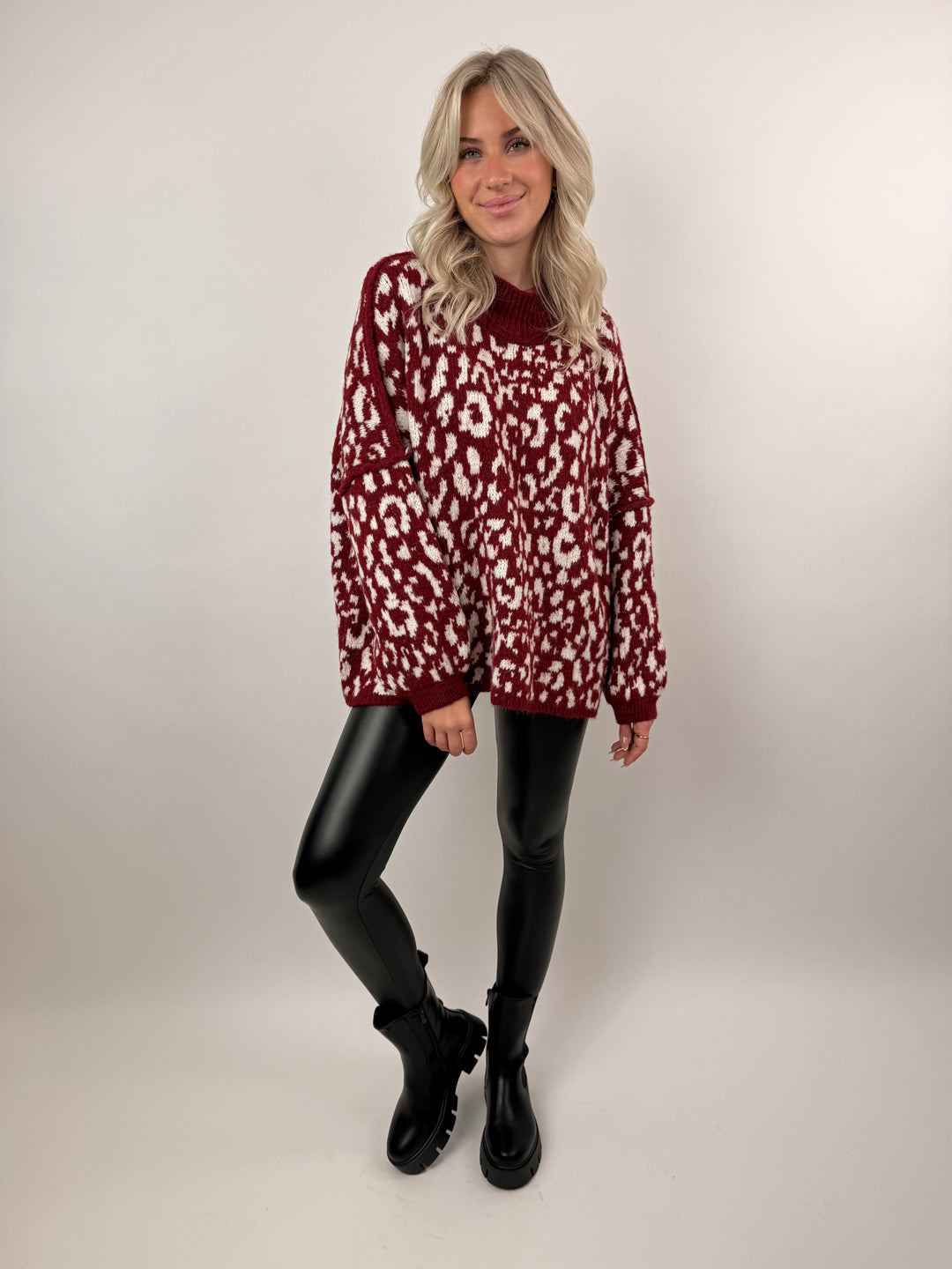 Oversize Pullover mit kleinem Stehkragen und Leoprint