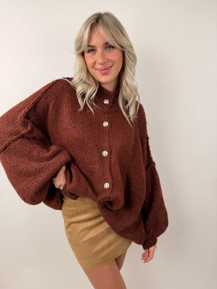 Langer Oversize Cardigan mit goldenen Manschettenknöpfen Claire