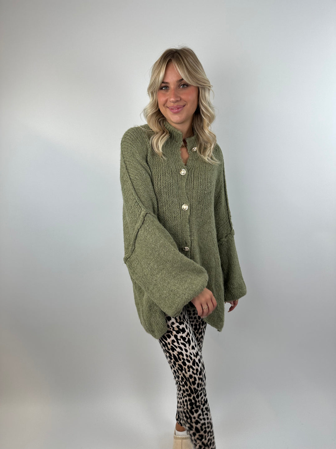 Langer Oversize Cardigan mit goldenen Manschettenknöpfen Claire