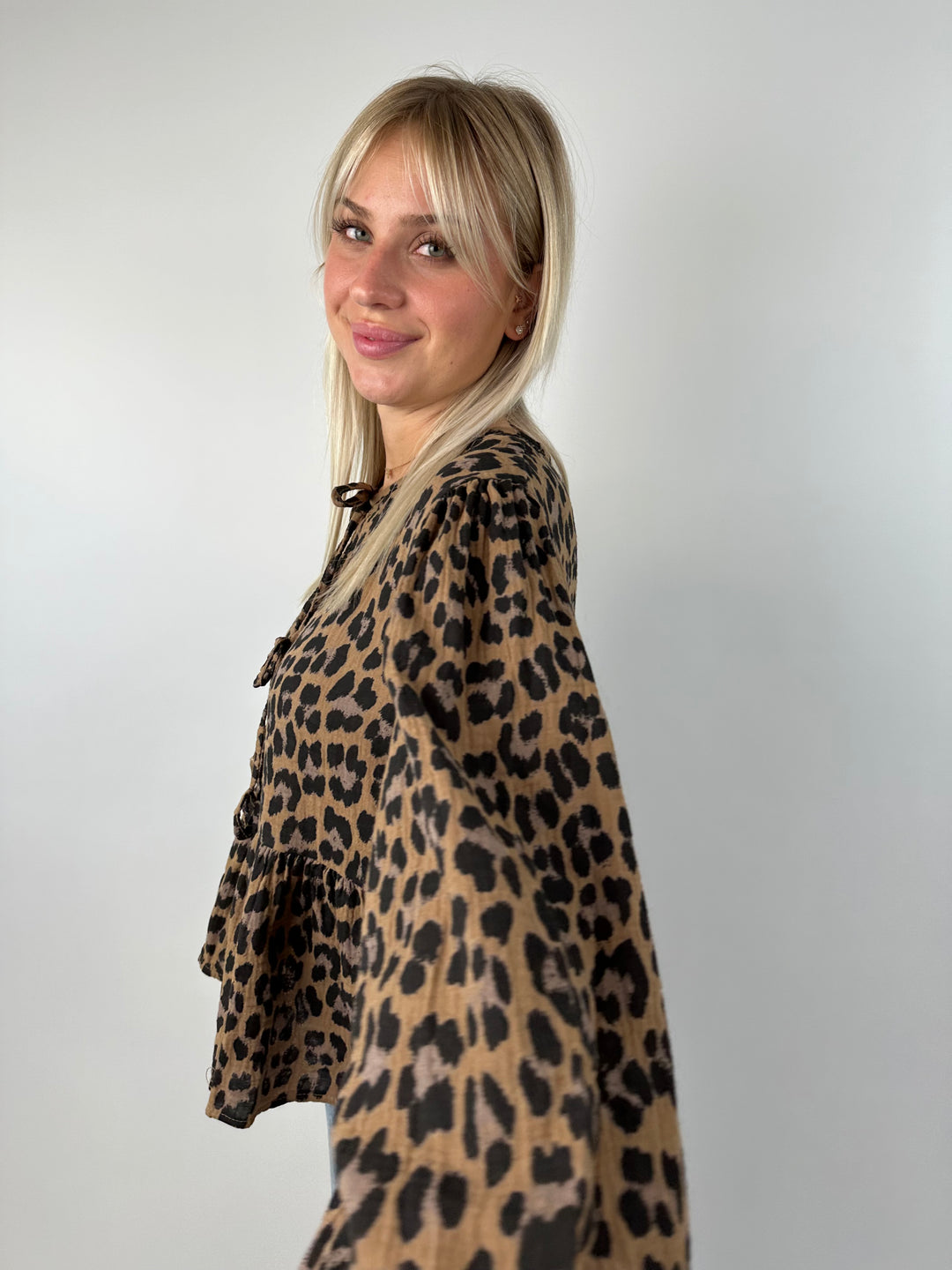 Bluse zum Binden mit Leoprint (lange Ärmel)