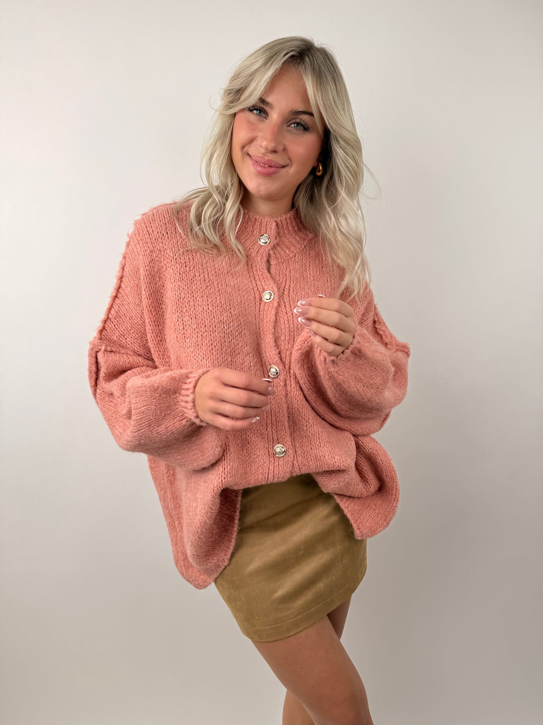 Langer Oversize Cardigan mit goldenen Manschettenknöpfen Claire