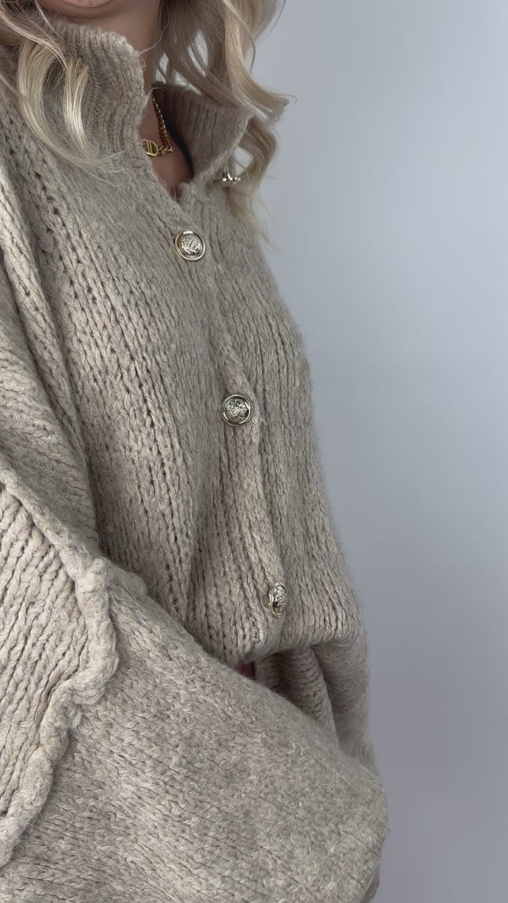 Langer Oversize Cardigan mit goldenen Manschettenknöpfen Claire